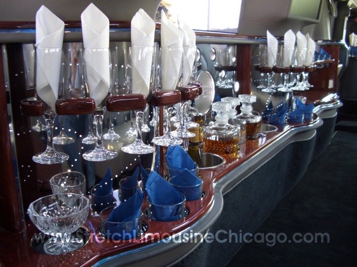 2006 White 10-Passenger Stretch Lincoln Town Car